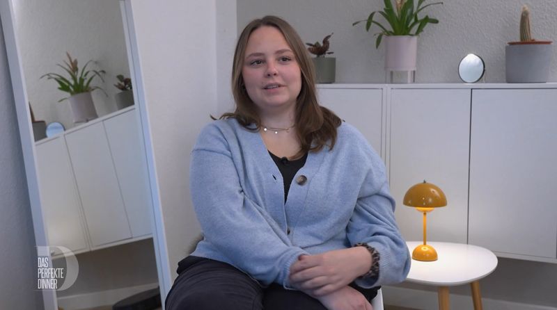 Die Jüngste der Hamburger Runde kocht zum Auftakt: Nathaly (26) lernte das Kochen von ihrer Mutter.