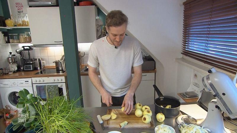 In seiner kleinen Küche zaubert Leon (30) ein maximal köstliches Menü.