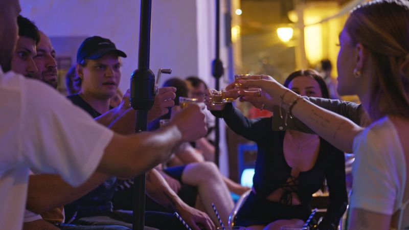 Prost! Die Ochsenknechts stoßen auf eine gelungene Partynacht an.