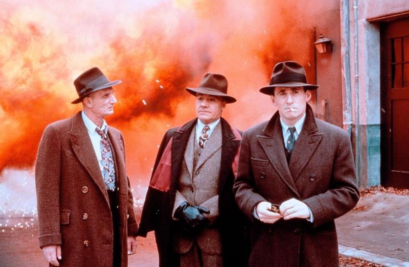 Eine Liebeserklärung der Coen-Brüder an das Gangsterfilm-Genre: "Miller's Crossing" (1990) erzählt vordergründig von den Machtspielen einer Gangsterbande zu Zeiten der Prohibition. Das ist jedoch fast zweitrangig: Der Film begeistert durch die Coen-typischen, schrulligen Charaktere, als Mix aus Film Noir, Drama, Krimi, Gangsterfilm und schwarzer Komödie und mit einem erstklassigen Ensemble. Dazu zählen Gabriel Byrne (rechts), Marcia Gay Harden und John Turturro.