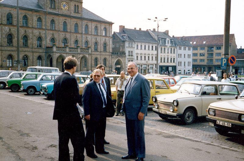 Bundeskanzler Kohl (rechts) im Gespräch auf dem Weimarer Marktplatz, mit Pressesprecher Friedhelm Ost im Mai 1988.