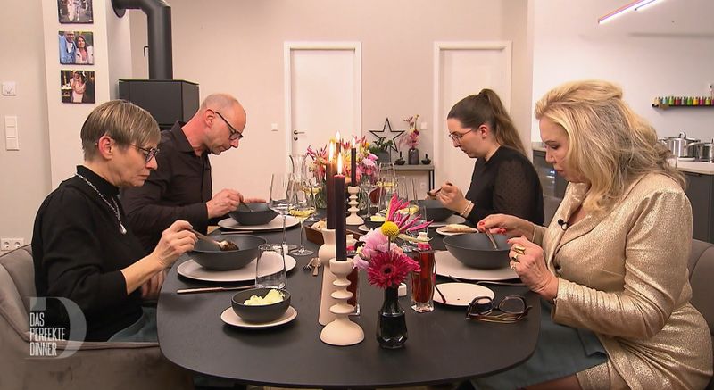 Die Dinner-Runde aus Celle genießt Erics perfekte Vorspeise. 