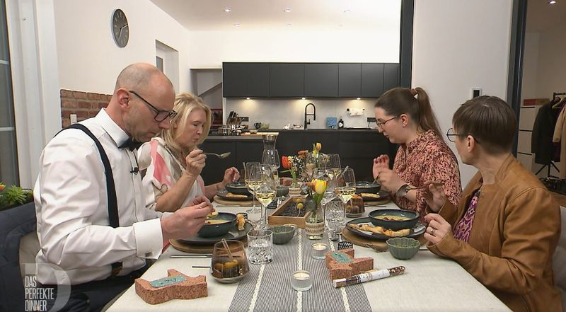 Fein herausgeputzt lässt sich die Celle-Truppe das Final-Dinner schmecken.