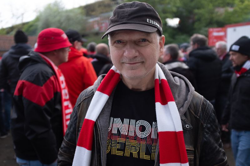 Fachmann für Stadionmusik: Der Journalist Gunnar Leue hat eine Kulturgeschichte der Fangesänge geschrieben. Nebenbei ist er aktiver Fan des FC Union Berlin.