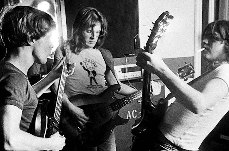 Familienbetrieb (von links): Die drei Brüder George, Angus und Malcolm Young gründeten AC/DC im Jahr 1974. Mittlerweile lebt nur noch Gitarrist Angus.