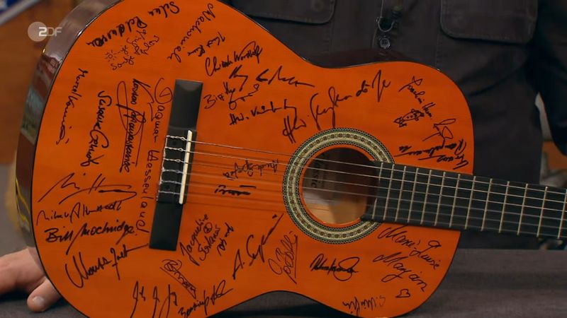 Die Signaturen machten die Gitarre einzigartig.