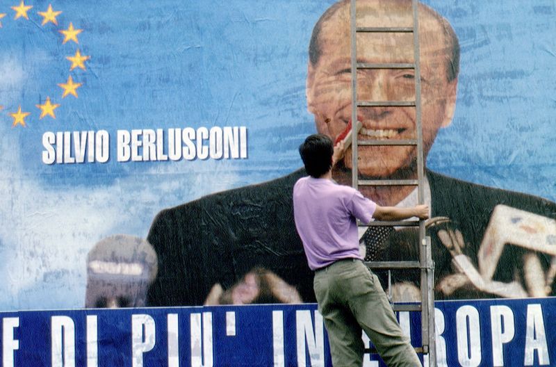 Berlusconi-Wahlplakat 1994. Der Erfolgsmensch ließ sich zwischen 1994 und 2011 viermal zum italienischen Ministerpräsidenten wählen. Von 2019 bis 2022 saß er im Europäischen Parlament.