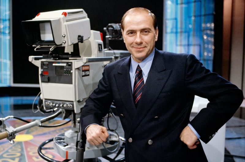 Mit seiner Senderkette Mediaset beeinflusste er die italienische Politik: Silvio Berlusconi am Set von Canale 5 in Mailand (1986).