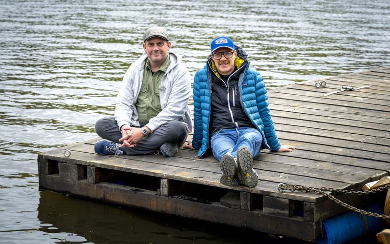 Sebastian Bezzel und Simon Schwarz erkunden Menschen und Umgebung der sechs längsten Flüsse Bayerns: Isar, Inn, Donau, Main, Lech und Altmühl.