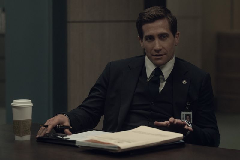 Gerade noch selbst als Anwalt vor Gericht tätig, gerät Rusty Sabich (Jake Gyllenhaal, Mitte) selbst ins Visier der Justiz.