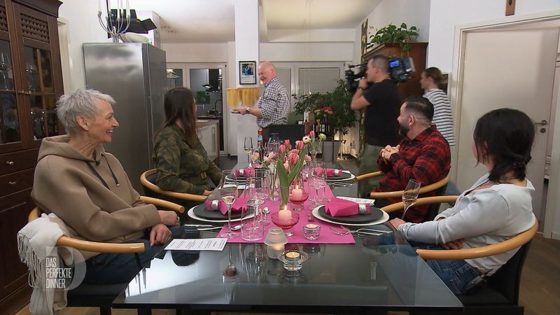 Andächtig trägt Bernd seine Tagliatelle an den Gästen vorbei, von links am Tisch: Relindis, Nicole, Mino und Franzi.
