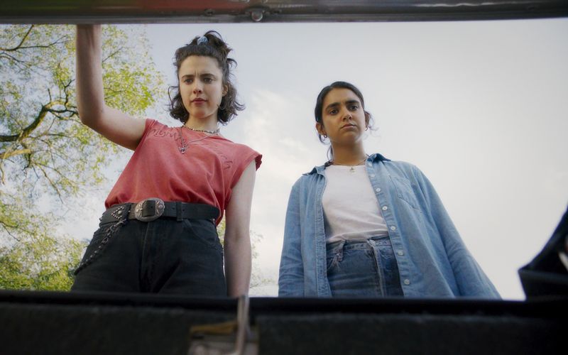 Jamie (Margaret Qualley, links) und Marian (Geraldine Viswanatha) begeben sich in "Drive-Away Dolls" auf einen Roadtrip mit vielen Hindernissen. 