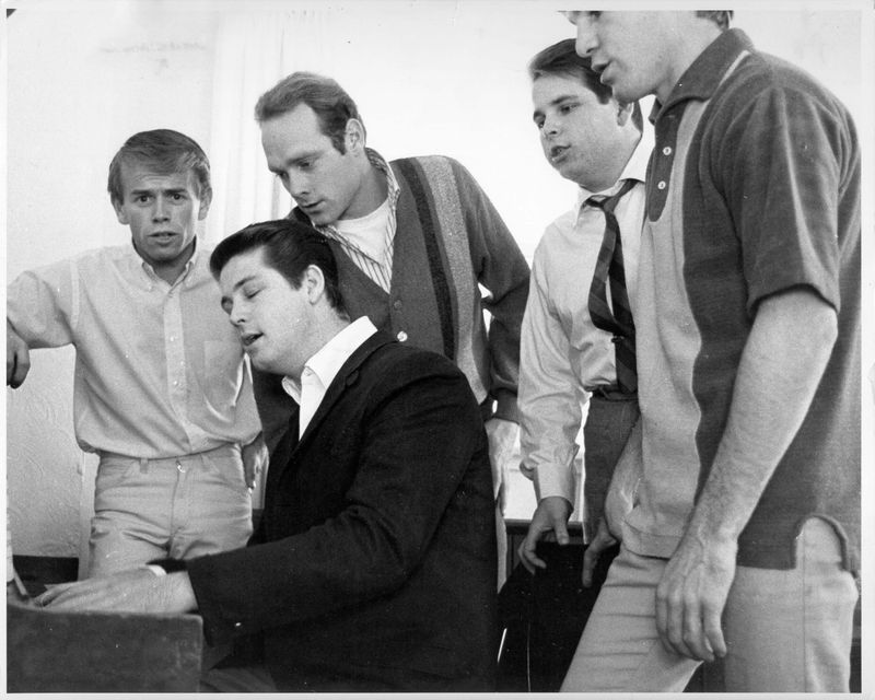 Fünf Amerikaner, die Pop-Geschichte schrieben: Rund um den genialen Songwriter und Arrangeur Brian Wilson (zweiter von links) wurde die Popmusik 1966 neu erfunden. Damals erschien das Album "Pet Sound", welches auf sehr vielen Listen der "Besten Alben aller Zeiten" auf Platz eins steht.