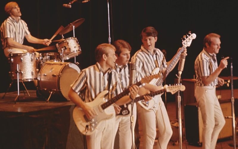 Ein Foto aus jener Zeit, als Bands noch Uniformen trugen. Die Beach Boys, 1961 in einem Vorort von Los Angeles gegründet, wurden zur größten und wohl einflussreichsten US-Band aller Zeiten. Der Dokumentarfilm "The Beach Boys" bei Disney+ zeichnet ihren Weg nach.