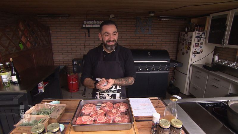 In seiner Outdoor-Küche ist Mino voll in seinem Element, denn hier kann er tun und lassen, was er will.
