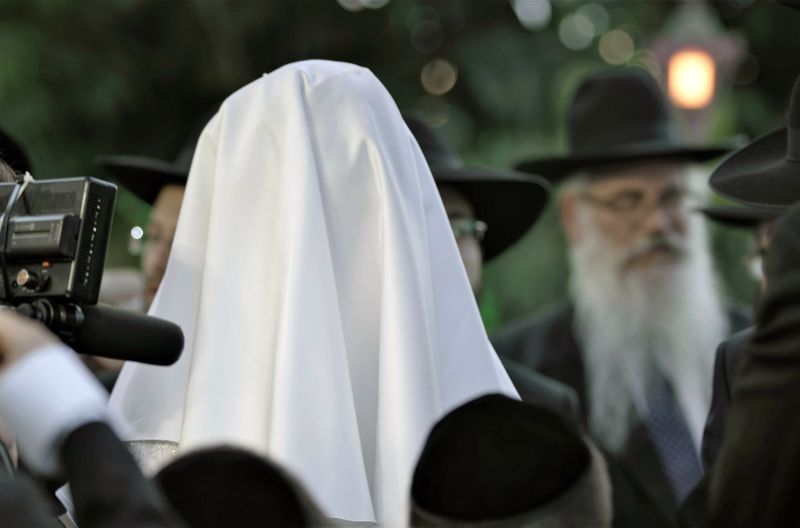 So läuft eine "Jüdische Hochzeit": Während des ultra-orthodoxen Rituals ist die Braut verhüllt.
