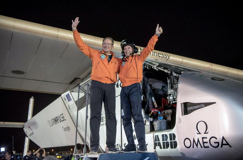 Im Jahr 2015 umrundeten die Schweizer André Borschberg (links) und Bertrand Piccard in ihrer "Solar Impulse" die Welt, dank der Solarenergie ohne einen Tropfen Treibstoff zu verbrauchen.