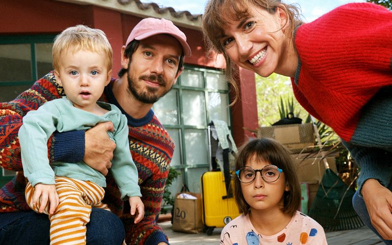 Eigentlich eine glückliche Familie: Mariana (Aina Clotet) und Sam (Marcel Borràs) mit ihren Kindern Lía (Violeta Sanvisens Martínez) und dem kleinen Max (Artur/Roc Santiago).