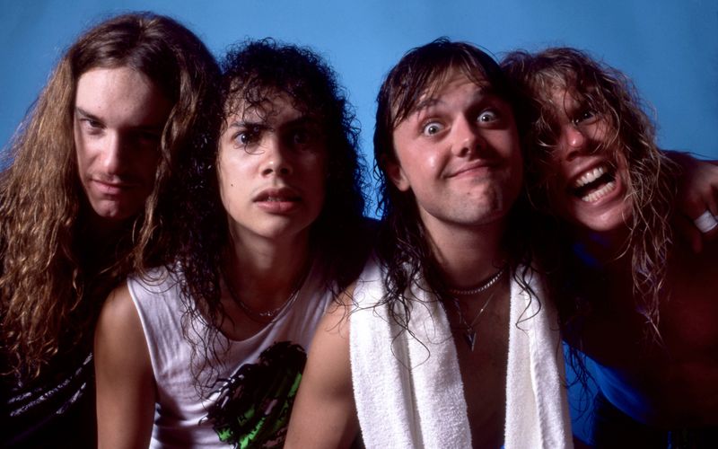 Metallica im April 1986, hier noch mit dem kurz darauf verstorbenen Gitarristen Cliff Burton (links) - in der Metal-Szene war die Band damals schon eine große Nummer, der Mainstream-Erfolg kam jedoch erst ein paar Jahre später. Die Galerie blickt zurück und zeigt, wie sich die Metallica-Stars und andere Rockgrößen der 80-er im Lauf der Jahre verändert haben.