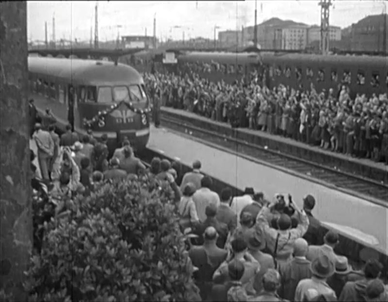 Nach dem "Wunder von Bern": Ankunft der Mannschaft in Deutschland nach dem WM-Titel 1954. Damals bekam der Begriff vom "Triumphzug" eine neue Bedeutung, denn Sepp Herbergers Weltmeister-Mannschaft reiste per Bahn durchs Land.