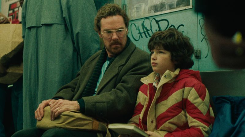 Benedict Cumberbatch (links) als Vincent und Ivan Howe als dessen neunjähriger Sohn Edgar in der sechsteiligen Netflix-Thrillerserie "Eric": Der kleine Junge verschwindet im New York der 80-er auf seinem Schulweg. Sein Vater, einer bekannter Puppenspieler aus dem TV, glaubt, eine Puppe namens Eric könnte das Kind zurückbringen.