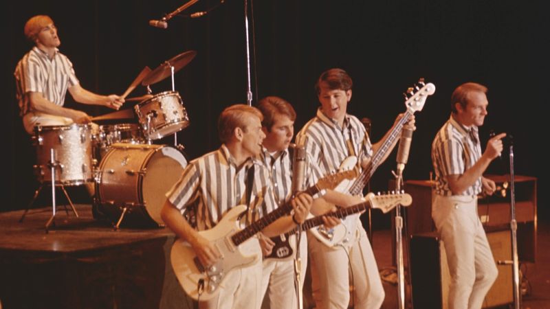 Ein Foto aus jener Zeit, als Bands noch Uniformen trugen. Die Beach Boys, 1961 in einem Vorort von Los Angeles gegründet, wurden zur größten und wohl einflussreichsten US-Band aller Zeiten. Der Dokumentarfilm "The Beach Boys" bei Disney+ zeichnet ihren Weg nach.