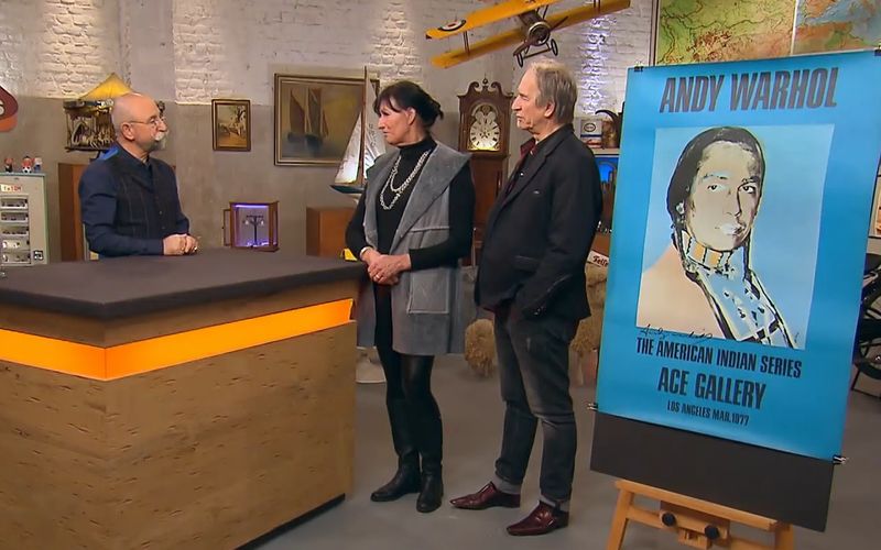 "Mein Gott, das fällt aber ins Auge durch die Farbe": Moderator Horst Lichter (links) war begeistert von dem Plakat von Andy Warhol. Da war noch gar nicht klar, ob es sich nicht möglicherweise um eine Fälschung handelt.