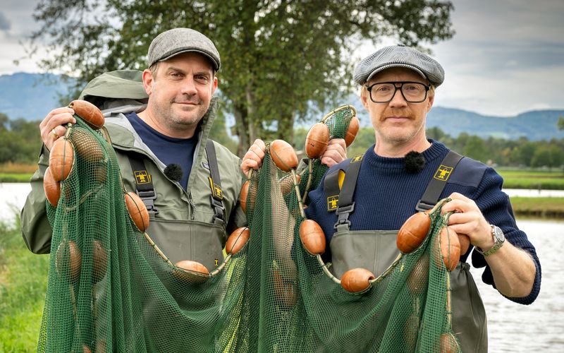 In den neuen Folgen "Die Grenzgänger" gehen den Bayern-Reisenden Sebastian Bezzel (links) und Simon Schwarz inspirierende Menschen ins Netz.