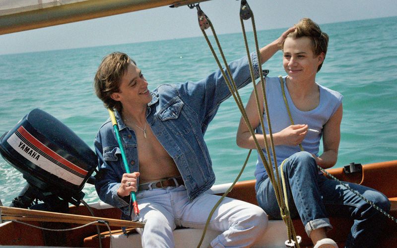 David (Benjamin Voisin, links) und Alexis (Félix Lefebvre) unternehmen eine romantische Segeltour miteinander. Die beiden Teenager lernten sich kennen, als David Alexis rettete, nachdem der 16-Jährige in Seenot geraten war.