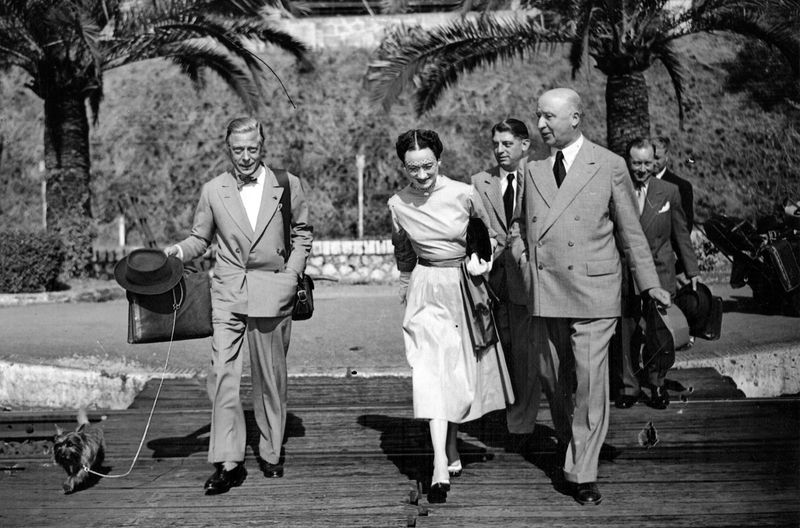 Der britische König Edward VIII. (links) und seine Geliebte Wallis Simpson verbringen den Sommer 1936 an der Côte d'Azur. Im Dezember 1936 dankte Edward ab, um Wallis zu heiraten.