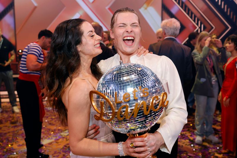 So sehen verdiente Sieger aus: Sänger Gabriel Kelly und Tänzerin Malika Dzumaev haben im Finale der 17. Staffel der RTL-Tanzshow "Let's Dance" alles abgeräumt!