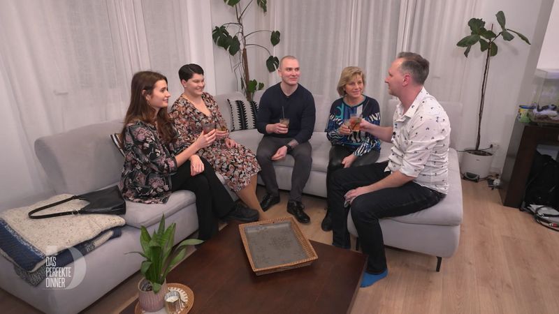 Beim Aperitif bewundern die Gäste die Einrichtung in Jens' neuem Haus, von links: Lisa, Vicky, Paul, Ute und Jens.
