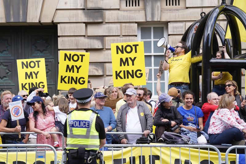 "Not my King" ("Nicht mein König") - mit diesen Worten demonstrierten viele Britinnen und Briten am Rande der Veranstaltungen zur Krönung von König Charles III. im Jahr 2023. 