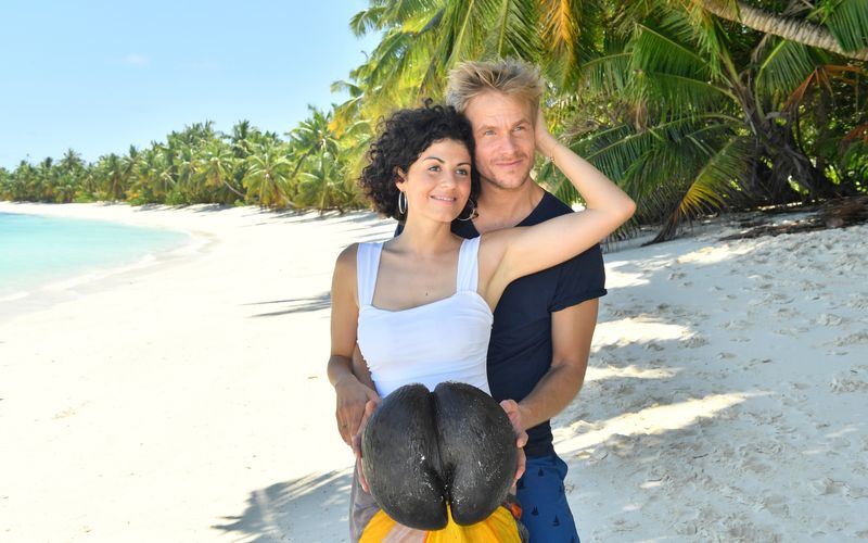 Die "Coco de mer", eine einzigartige Kokosnussart auf den Seychellen bereichert die gemeinsame Zeit von Apnoe-Taucher Sebastian (Frederic Heidorn) und Ariane (Liza Tzschirner).