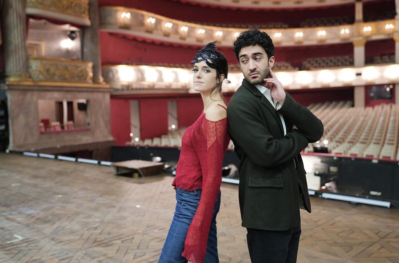 Rosa (Marie Nasemann) und Gabriel (Eidin Jalali) sind die Zweitbesetzung der Operette "Die Fledermaus". Wie die von ihnen dargestellten Figuren haben sie auch privat Beziehungsprobleme.