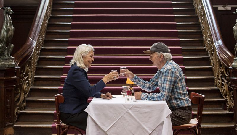 Sieben Minuten haben sie Zeit, um sich im Impro-Film "Altersglühen - Speed Dating für Senioren" kennenzulernen: Martha Schneider (Hildegard Schmahl) und Volker Hartmann (Michael Gwisdek).