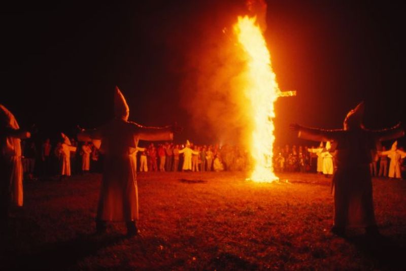 Bei der Gründung des Ku-Klux-Klan nach dem amerikanischen Bürgerkrieg 1865 waren die Angst einflößenden Symbole noch nicht dabei. Sie kamen erst mit D.W. Grffiths Film "Birth of a Nation" 1915. Der Film feierte die "Ritter" des Ku-Klux-Klan.