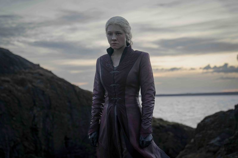 Rhaenyra Targaryen (Emma D'Arcy) wurde von ihrem Vater, Köni Viserys, zur Nachfolgerin erklärt. Doch darf eine Frau auch wirklich den Thron besteigen - ohne dass das Königreich von Westeros zerfällt? Weil einige - mit eigenen Machtinteressen - daran zweifeln, entflammt in der Serie "House of the Dragon" ein Erbfolgekrieg.  