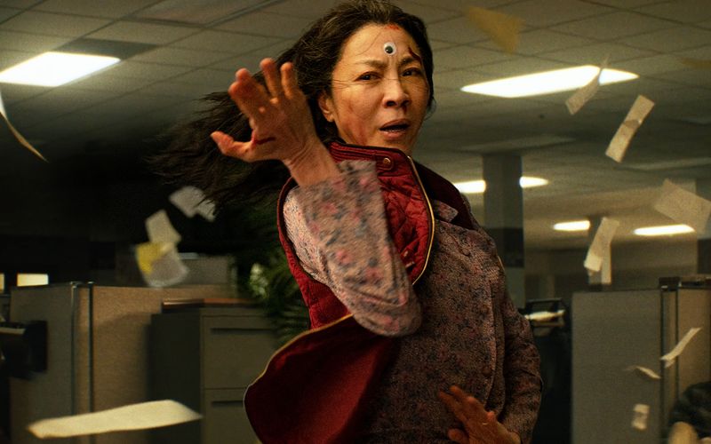 Evelyn (Michelle Yeoh) stellt fest, dass es viele andere Versionen von ihr im Multiversum gibt. Eine davon ist eine talentierte Martial-Arts-Kämpferin.