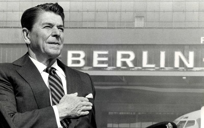 Am 5. Juni vor 20 Jahren starb der ehemalige US-Präsident Ronald Reagan, ein konservativer Hardliner, der kulturelle Themen in den Mittelpunkt seiner Politik stellte - ein Trend, der bis heute in der US-Politik anhält. Gerade in Deutschland bleibt Reagan auch wegen eines berühmten Ausspruchs während eines Berlin-Besuchs in Erinnerung. Wir blicken in der Galerie zurück: Zitate, die Geschichte schrieben.