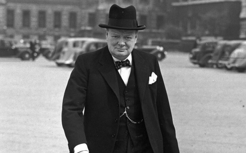 Das wohl bekannteste Zitat von Winston Churchill stammt aus der wichtigsten Rede des ehemaligen britischen Premierministers: "Wir werden an den Stränden kämpfen, wir werden an den Landungsstellen kämpfen, wir werden auf den Feldern und auf den Straßen kämpfen, wir werden in den Hügeln kämpfen. Wir werden uns nie ergeben!": Mit diesem flammenden Appell schwor Churchill Großbritannien am 4. Juni 1940 in schwieriger Lage auf den Krieg gegen Nazi-Deutschland ein.