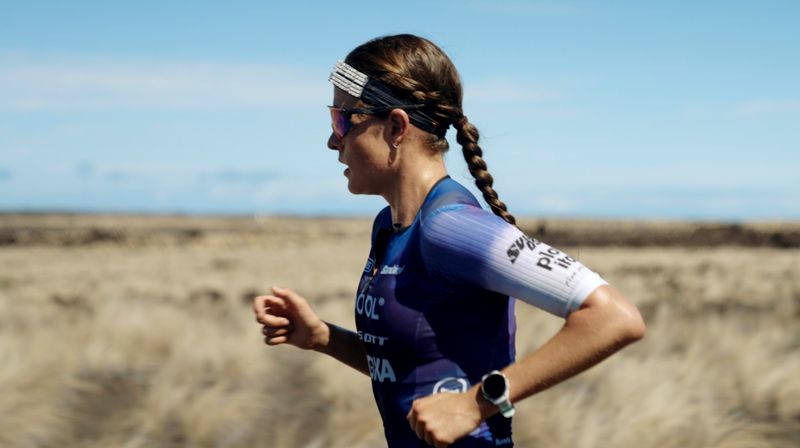 Triathletin Laura bereitet sich sorgfältig auf die extremen Belastungen beim "Ironman"-Rennen auf Hawaii vor.