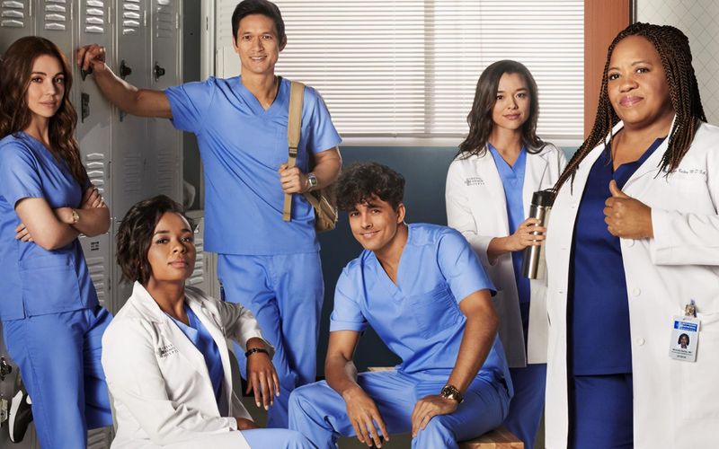 Auf das Team von "Grey's Anatomy" warten in der 20. Staffel erneut große Dramen (von links): Dr. Jules Millin (Adelaide Kane), Dr. Simone Griffith (Alexis Floyd), Dr. Benson Kwan (Harry Shum jr.), Dr. Lucas Adams (Niko Terho), Dr. Mika Yasuda (Midori Francis) und Dr. Miranda Bailey (Chandra Wilson).