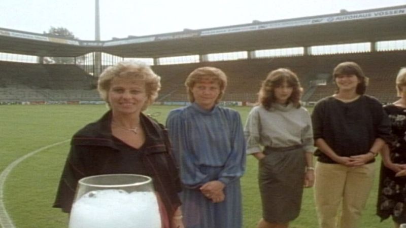 Trainerfrau Hildegard Schafstall (links) und Gudrun Gerland (zweite von links), Frau des damaligen Co-Trainers des VfL Bochum, haben ein paar Spielerfrauen zur Aktivität im Stadion eingeladen.