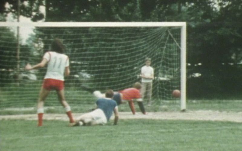 Der Film "Fußball im Dorf" aus dem Jahr 1975 begleitet eine Woche lang Freizeitfußballer aus einem Dorf im Rhein-Lahn-Kreis. Dieses und andere Zeitdokumente deutscher Fußballkultur zwischen 1957 und 1991 laufen von 21.00 bis 4.30 Uhr unter dem Titel "alpha-retro: Fans und Fußball" bei ARD alpha.