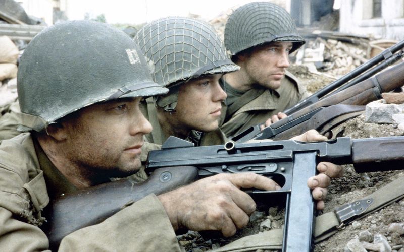 Wie brutal, blutig und sinnlos der Krieg ist, vermochte das Kino immer wieder erschütternd vor Augen zu führen. Ein besonders gelungener Kriegsfilm: "Der Soldat James Ryan" (Bild), das fünffach oscarprämierte Kriegsdrama von Steven Spielberg. Es zeigt auch den D-Day, der sich heute zum 80. Mal jährt: Am 6. Juni 1944 landeten die Alliierten in der Normandie - und bekämpften die Nazis in Europa.