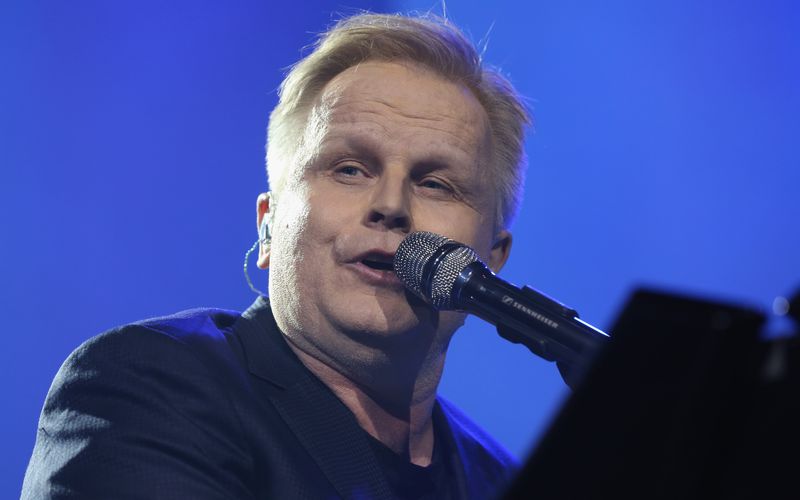 Herbert Grönemeyer, der aktuell das 40-Jahre-Jubiläum von "4630 Bochum" feiert (Tour plus neue Sonderedition), gehört seit vielen Jahren zu Deutschlands bedeutendsten Musikern. Und zu den erfolgreichsten. Aber hat er auch die meisten Alben verkauft? Wo er im Top-15-Ranking landet, zeigt die Galerie.