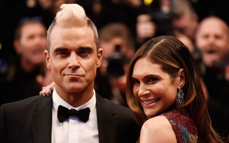 Robbie Williams sprach in einem Interview freimütig über den Grund für die Flaute im Bett mit seiner Ehefrau Ayda Field: Seit er seine Testosteron-Injektionen abgesetzt hat, habe er Probleme mit der Libido. Gegenüber "The Sun" sagte der Popstar zudem augenzwinkernd: "Jeder weiß, dass es nach der Heirat keinen Sex gibt. Das ist einfach so."