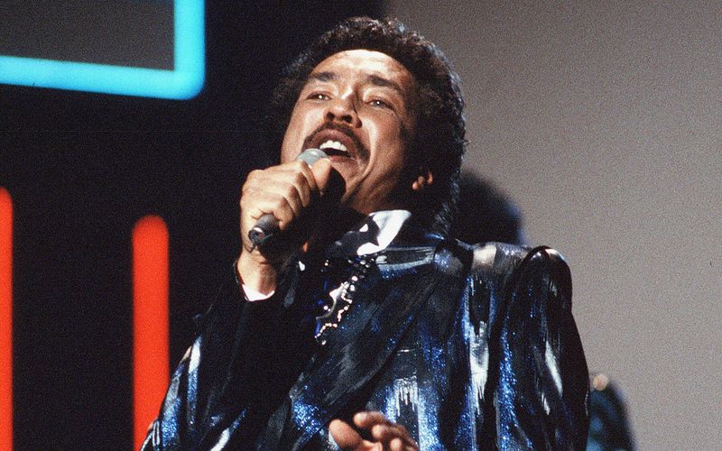 The Supremes, Marvin Gaye, Ella Fitzgerald und The Four Tops, aber auch Dean Martin, The Rolling Stones und Sonny & Cher: Sie alle coverten in den 60-ern die Songs von Smokey Robinson, der die Soulmusik dieser Zeit prägte wie nur wenige andere Künstler. Zudem landete er in den frühen Motown-Tagen auch zahlreiche eigene Hits - erst mit seiner Band The Miracles, dann als Solo-Künstler. Smokey Robinson: in jeder Hinsicht einer der ganz Großen! 