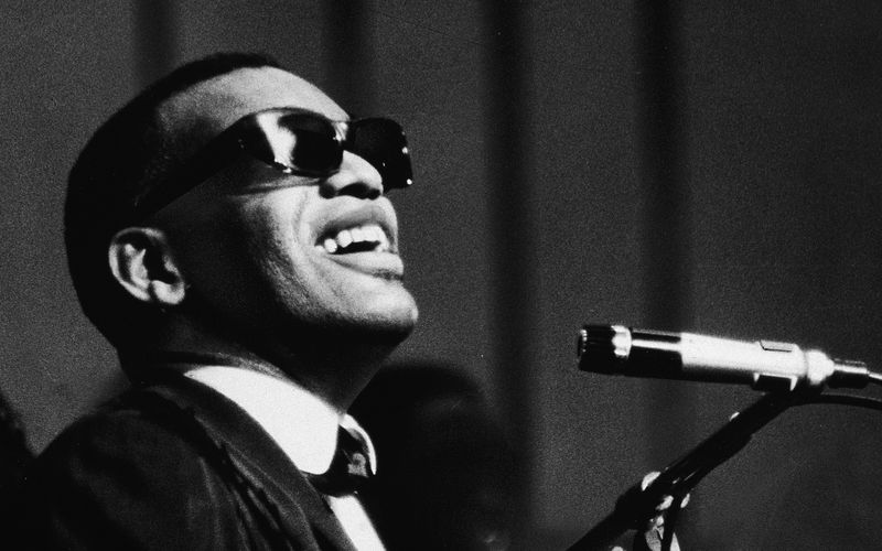 Unvergessener Virtuose: Vor 20 Jahren, am 10. Juni 2004, verstarb der "Hohepriester des Soul" - und seine unvergleichliche Stimme verstummte. Ray Charles hatte stilprägenden Einfluss auf das Soul-Genre und verkaufte über 90 Millionen Tonträger. Doch wo landet er im Ranking der größten Soul-Stimmen aller Zeiten? 